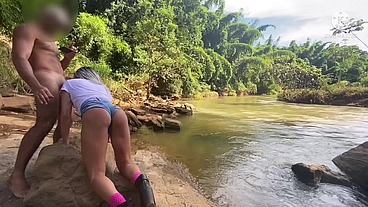 MACHO CASADO FUDEU O CUZINHO DA AMANTE NO MEIO DO MATO