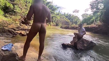 MACHO CASADO FUDEU O CUZINHO DA AMANTE NO MEIO DO MATO