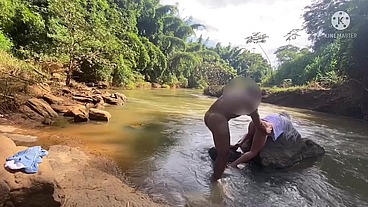 MACHO CASADO FUDEU O CUZINHO DA AMANTE NO MEIO DO MATO