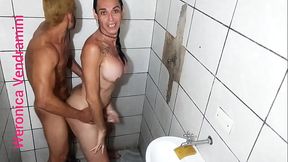 Boneca dotada  gostosona sendo enrabada por cliente doido por cuzinho de boneca e por uma boa pica