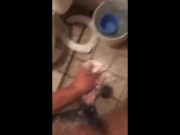 Mi vecino me manda video jalándosela en el baño