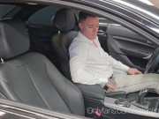 Facial en un concesionario, sexo duro dentro una furgoneta.