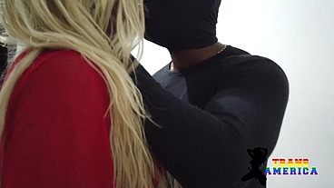 Novinho casado deixa a esposa em casa para se satisfazer com a boneca