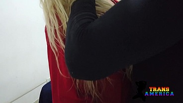 Novinho casado deixa a esposa em casa para se satisfazer com a boneca