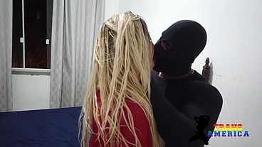 Novinho casado deixa a esposa em casa para se satisfazer com a boneca