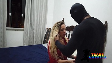 Novinho casado deixa a esposa em casa para se satisfazer com a boneca