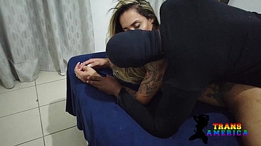 Novinho casado deixa a esposa em casa para se satisfazer com a boneca