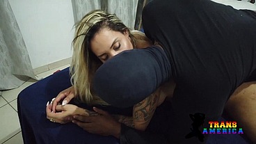 Novinho casado deixa a esposa em casa para se satisfazer com a boneca