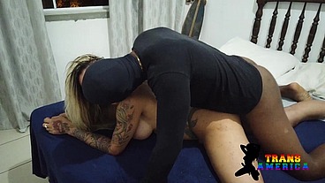 Novinho casado deixa a esposa em casa para se satisfazer com a boneca