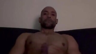 Hjemmelagde amatører med stor pikk onanerer hardt før de dunker hverandre i varm analaksjon