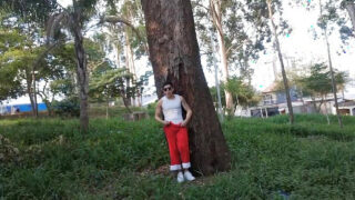 Βραζιλιάνος με τατουάζ χαϊδεύει το μεγάλο του κόκορα σε δημόσια κάμερα με εκρηκτικό χύσιμο