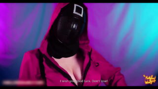 POV närbildvideo av stora bröst stor röv Squid Game vakt cosplay tjej knullad av stor kuk