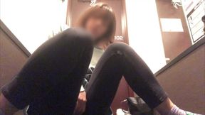 ネカフェでおもちゃ持参してエロ動画見ながらオナニーする女子◯生。