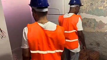 PEDREIROS FAZENDO SEXO NA OBRA
