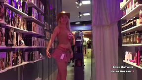 Exhibant mon corps de femme mari&eacute_e nue au Cap d'_Agde Voici une vid&eacute_o d'_...