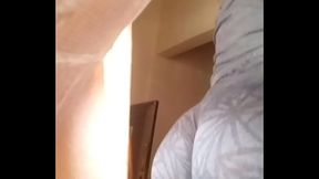 culo en calza sacando x la ventana