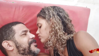 A una jovencita caliente de 18 años le follan el culo duro en POV