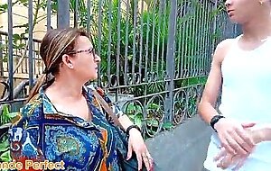 Novinho me abordar na porta igreja e me convida para seu apartamento chegando la ele me comeu
