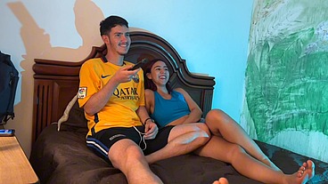 Veo la TV con mi hermanastra Latina y la pongo a chupar mi verga