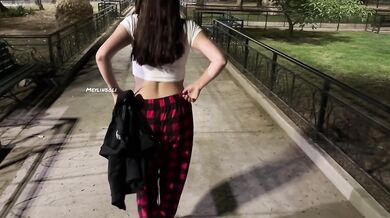 Joven se queda afuera de casa y engaña a su novio con el vecino