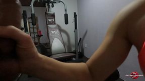 at the gym, hot personal is interrupted during training by her cameraman, who fucked her pussy and came inside her very horny ass by the harassment released a squirt of squirt wetting the whole scenar