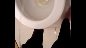 mi primo me manda video meando para que no cuente que es gay!