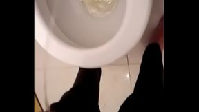 mi primo me manda video meando para que no cuente que es gay!