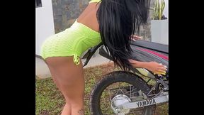 Follando con mi novio en un vaje en moto