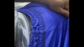Fiquei de pau duro no bus&atilde_o e tirei pra fora