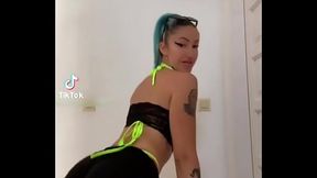 perra caliente otaku sexy de pelo azul