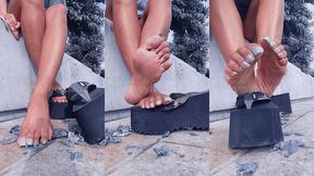 si tu bouges je t’ecrase en geante ecrasant des petits soldats meme ...