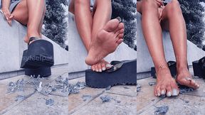 si tu bouges je t’ecrase en geante ecrasant des petits soldats meme ...