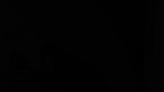 Squirt, masturbaatio – lähikuva soolotytön videosta, jossa nuori teini-ikäinen transhomo nussii perseeseen