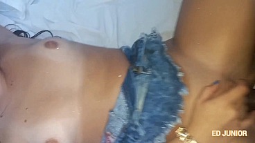 ED JUNIOR FODE FAMOSINHA COM JEANS E SEM CAMISINHA