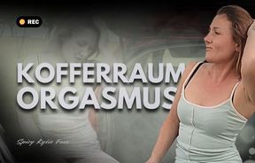 Geiler Orgasmus im Kofferraum vom Auto