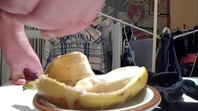 Je mange la banane avec mon sperme - I eat the banana with my cum