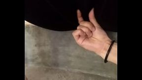 Le encanta que le toque la concha mientras habla con el cornudo