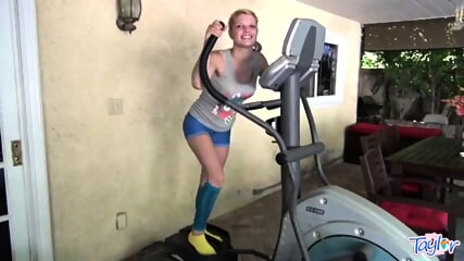 Little taylor masturbates after her workout