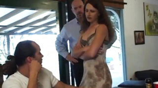 Lena Ramon, de grandes tetas, es penetrada en una intensa orgía anal por un miembro enorme.