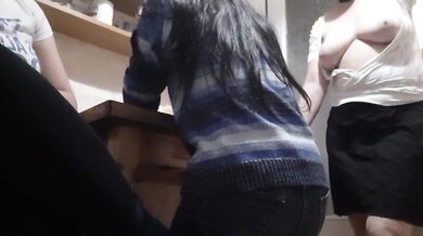 Пока моя девушка примеряла кофту в другой комнате мы с соседкой трахались - Lesbian_Illusion