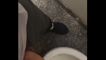 Batendo uma no banheiro da rodoviaria.