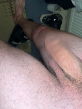 Big-dick solo guy jerks it at home