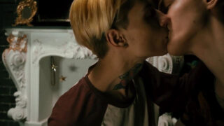 Zayıf, genç, dövmeli Polonyalı gençler penis emiyor ve anal ilişkiye giriyorlar.