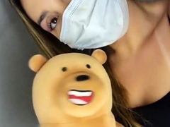 Meu ursinho viajou conmigo... ele me chupou no banheiro do