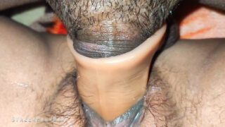 Cette salope se fait défoncer le cul violemment