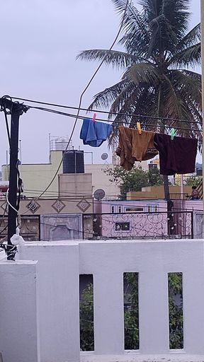 Padosi ko land dikha raha