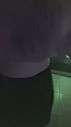 Esposa puta mostra os peitos e  pega em pau na balada