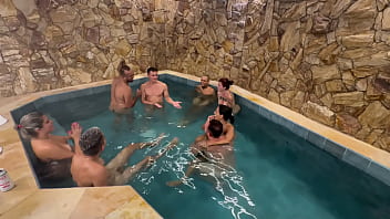 ORGIA COM OS AMIGOS NA PISCINA DO MOTEL