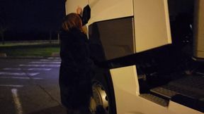 un routier me regarde m exhiber, je l invite alors a venir me baiser !