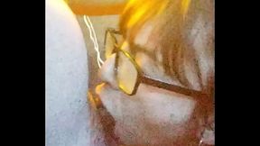 Aprovechamos que mi suegra se metio a ba&ntilde_ar para Tragarme la verga de el tio de mi esposo.